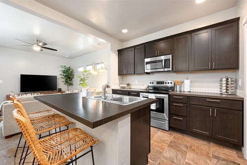 Cozy & Comfortable Home - Smart TVs, Wifi, Board Games, Kitchen Amenities, Clean