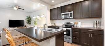 Cozy & Comfortable Home - Smart TVs, Wifi, Board Games, Kitchen Amenities, Clean