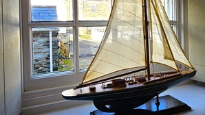 A model sailboat on a windowsill. - Bay Cottage -  a cottage that sleeps 6 guests  in 3 bedrooms (Portloe)