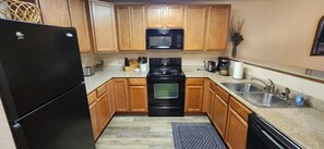 Køleskab, mikrobølgeovn, ovn, kogeplade