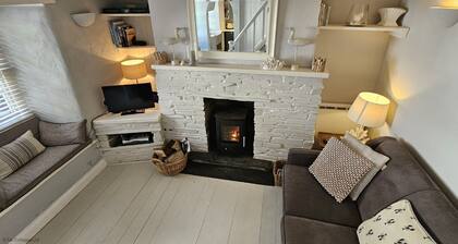 Beach Hill Cottage - a cottage that sleeps 4 guests in 2 bedrooms