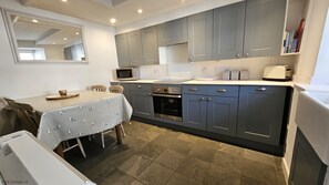 Jääkaappi, mikroaaltouuni, uuni, astianpesukone