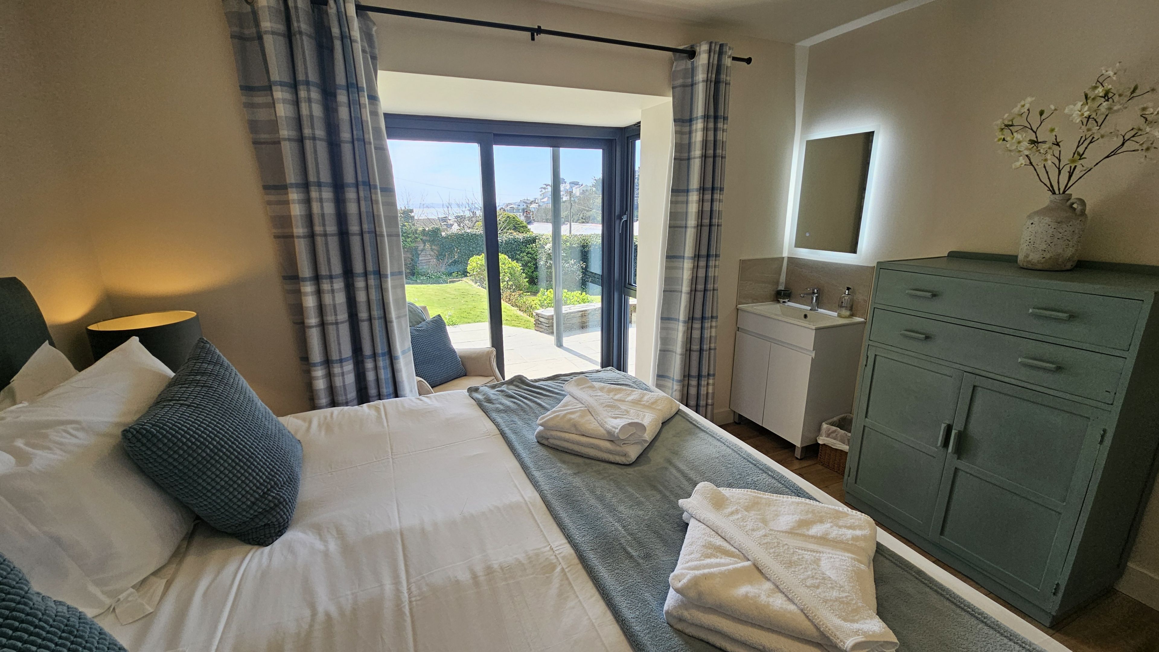 4 makuuhuonetta, silitysrauta/-lauta, vauvan matkasänky, Wi-Fi