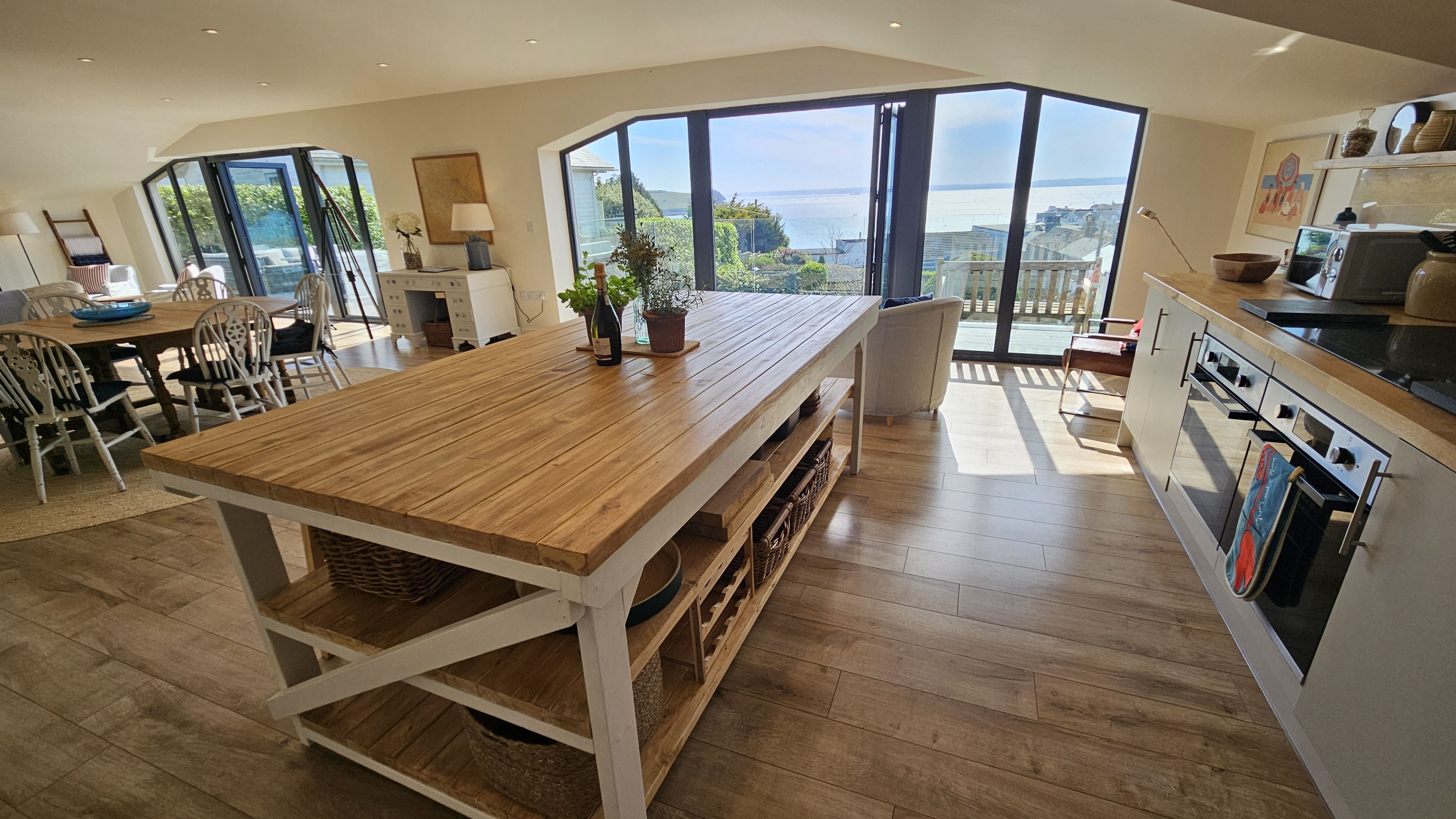 Jääkaappi, mikroaaltouuni, uuni, astianpesukone