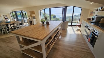 Jääkaappi, mikroaaltouuni, uuni, astianpesukone