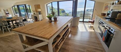 Kjøleskap, mikrobølgeovn, ovn og oppvaskmaskin