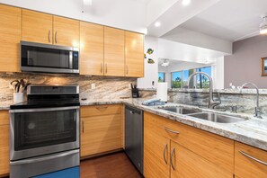 Refrigerador, microondas, horno y parrilla de estufa