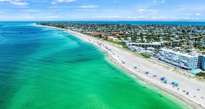 Dolphin Resort | Private Pool, Spa, Tiki Bar, Game Room & 3 Min Walk to Beach