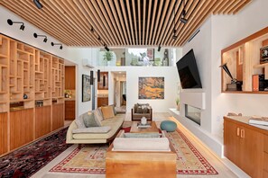 Smart-tv, eldstad, böcker och en stereo