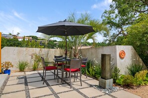Outdoor dining - Inviting Retreat Blends Mid-Century Design with Everyday Comfort (Santa Barbara)