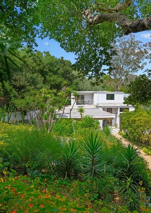 Exterior - Inviting Retreat Blends Mid-Century Design with Everyday Comfort (Santa Barbara)