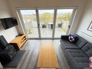 Een smart-tv, een open haard, een tafeltennistafel en boeken