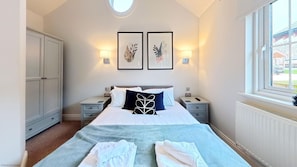 2 bedrooms, iron/ironing board, free WiFi, bed sheets - Lake and Tide Lodge -  a lodge that sleeps 4 guests  in 2 bedrooms (Filey)