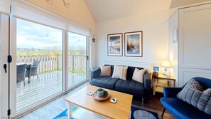 TV connectée, cheminée, table de tennis de table, livres