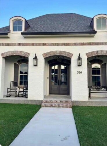 Charming 3-bedroom house with WiFi, AC in welcoming Houma