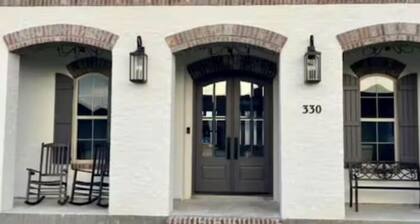 Charming 3-bedroom house with WiFi, AC in welcoming Houma