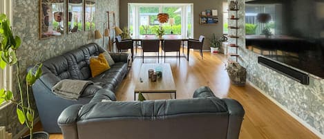 Een smart-tv en een open haard