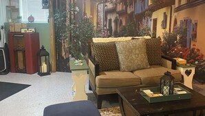 Una sala de estar acogedora con un sofá, una mesa de centro y una lámpara decorativa.