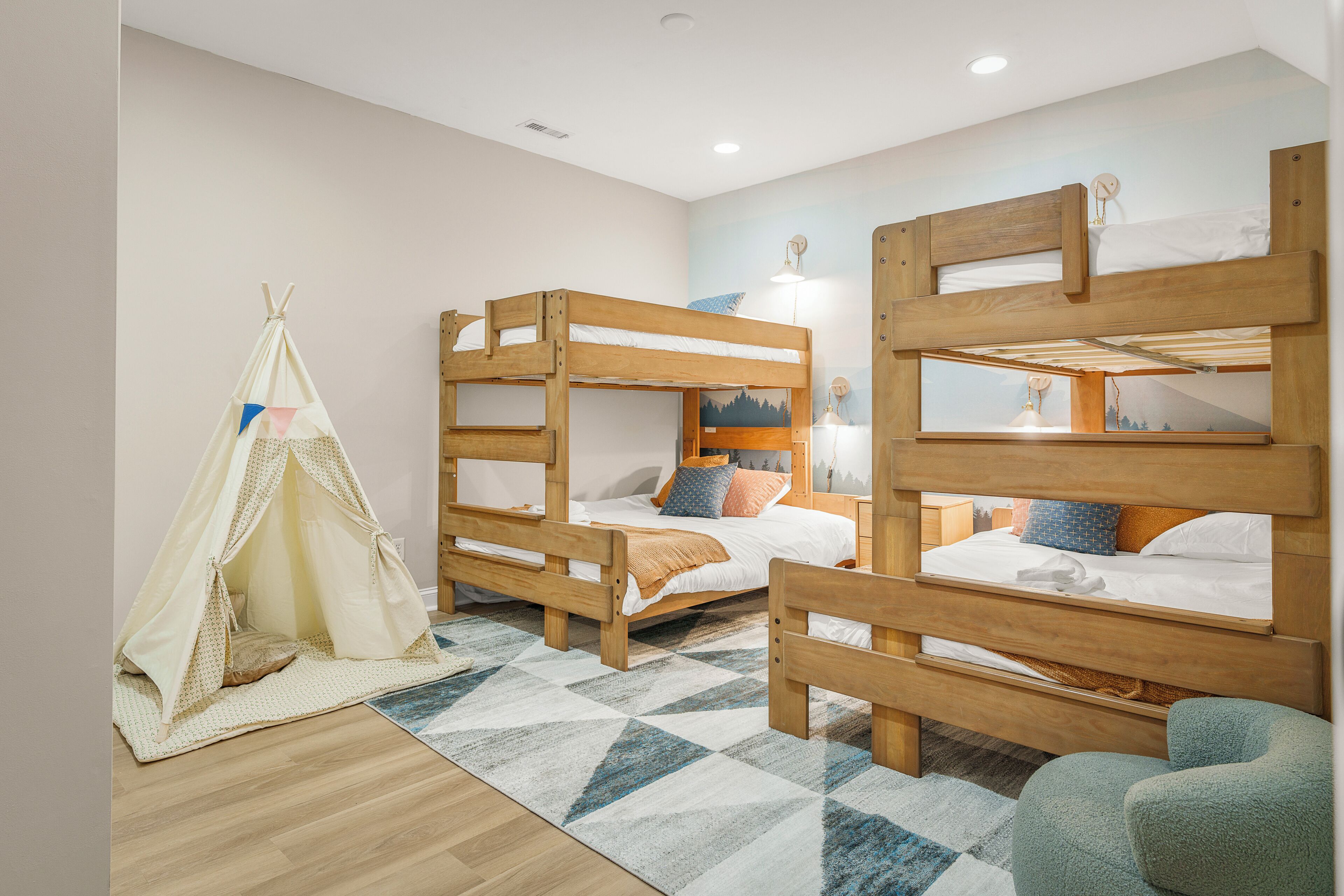 5 chambres, bureau, fer et planche à repasser, lit parapluie