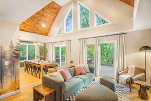 Smart-TV, Kamin, Tischfußball, Bücher