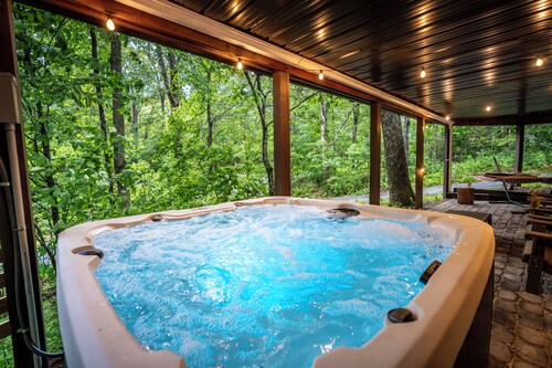 2 Mins to Slopes: HotTub, Game room, Family & Pets, 3 King Beds