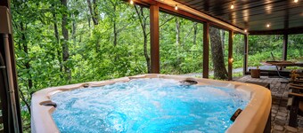 2 Mins to Slopes: HotTub, Game room, Family & Pets, 3 King Beds