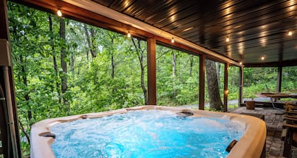 2 Mins to Slopes: HotTub, Game room, Family & Pets, 3 King Beds