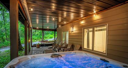 Updated Mtn House 2 Mins to Resort: 3King Beds, HotTub, Game room, Family & Pets
