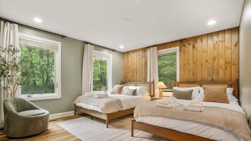 5 makuuhuonetta, työpöytä, silitysrauta/-lauta, vauvan matkasänky