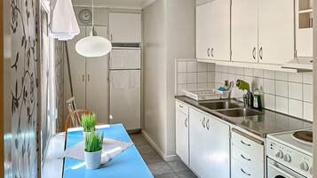 Fridge, stovetop, coffee/tea maker