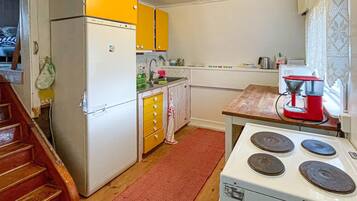 Kylskåp, mikrovågsugn, spishäll och kaffe- och tebryggare