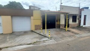 Une rue résidentielle bordée de maisons, avec une porte de garage et des bollards.