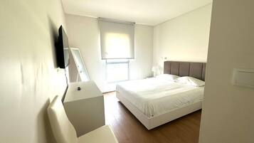 2 室のベッドルーム、デスク、アイロン / アイロン台、旅行用ベビーベッド