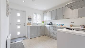 Kühlschrank, Mikrowelle, Toaster, Esstisch