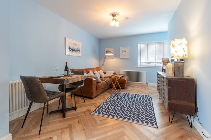 Castle Mews - Sleeps 2 Guests In 1 Bedroom - Beaumaris
