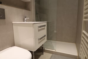 Douche, sèche-cheveux, serviettes fournies, savon