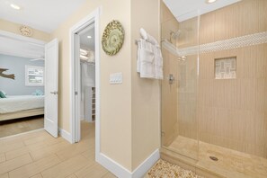 Douche, serviettes fournies