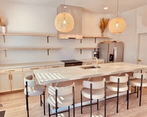 冷蔵庫、電子レンジ、オーブン、コンロ