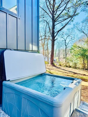Outdoor spa tub - Elegant Scandinavian Compound HOT TUB 12 bedrooms 6 bath pingpong pool sleeps 36 (Atlanta)