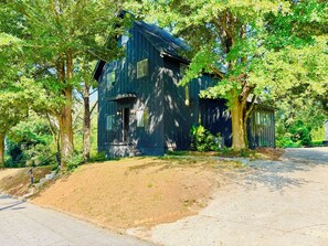 Exterior - Elegant Scandinavian Compound HOT TUB 12 bedrooms 6 bath pingpong pool sleeps 36 (Atlanta)