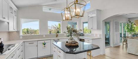 ثلاجة، ميكروويف، فرن، موقد طهي مسطح