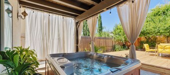 Elegant Retreat for 10 • Hot Tub • Games • Mini Golf • Stylish & Serene Getaway