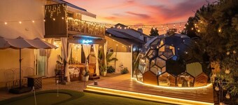 Elegant Retreat •Sleep 10•Boho Dome Lounge•Hot Tub •Games •Golf •Serene Getaway