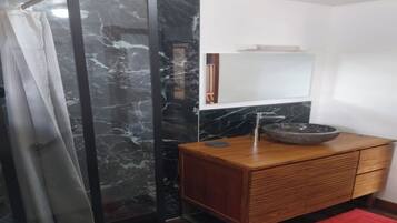 Douche, serviettes fournies, savon, papier toilette