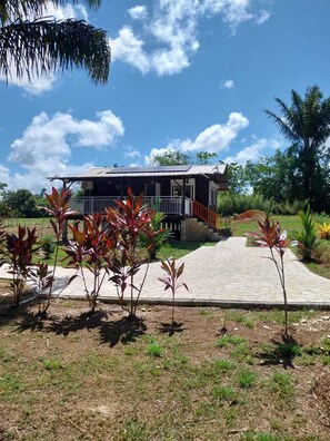 Une maison avec un porche et un chemin de pierre menant à l’entrée.