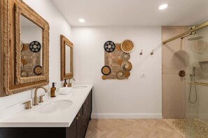 Shower, hair dryer, towels, shampoo