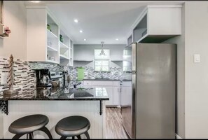 Refrigerador, microondas, horno, placa de cocina