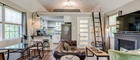 Smart-TV, Kamin, DVD-Player, Bücher