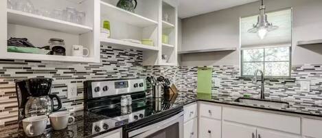 Réfrigérateur, four à micro-ondes, un four, surface de cuisson