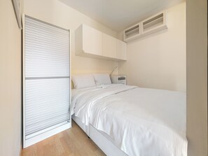 1 slaapkamer, een strijkplank/strijkijzer, wifi, beddengoed